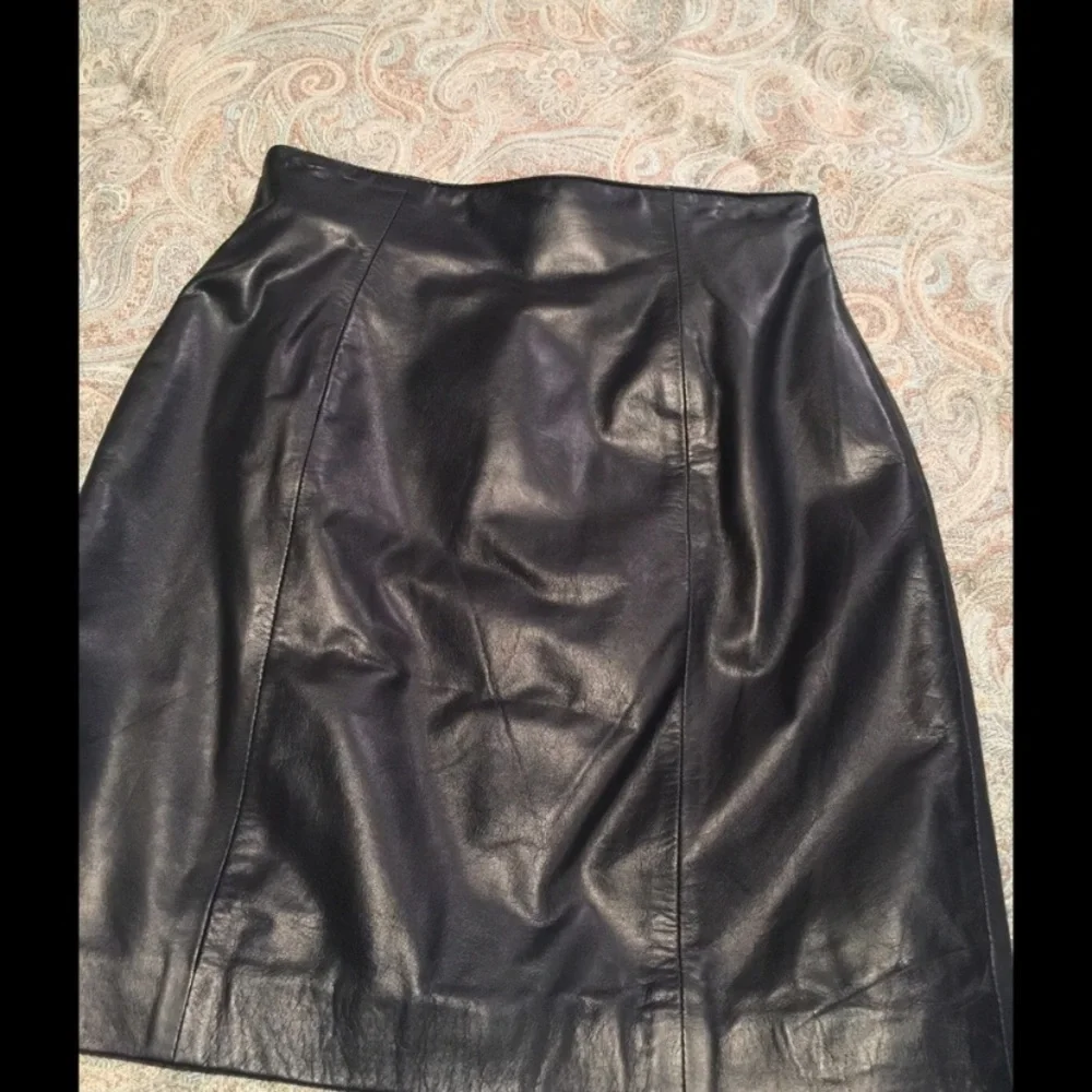 Tannery West Black genuine leather high waisted mini skirt lined. Size 4 - Picture 2 of 6